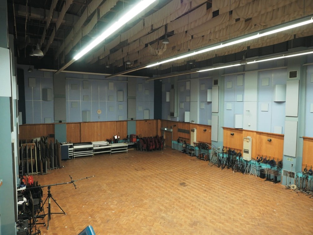 Der charakteristische Sound des weltgrößten Aufnahmeraums
ist nicht zuletzt auf die bereits in den 60er-Jahren vorgenommenen
Akustikmaßnahmen an Decke und Wänden zurückzuführen.