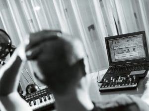 Musiker an seinem Audio PC beim Recording