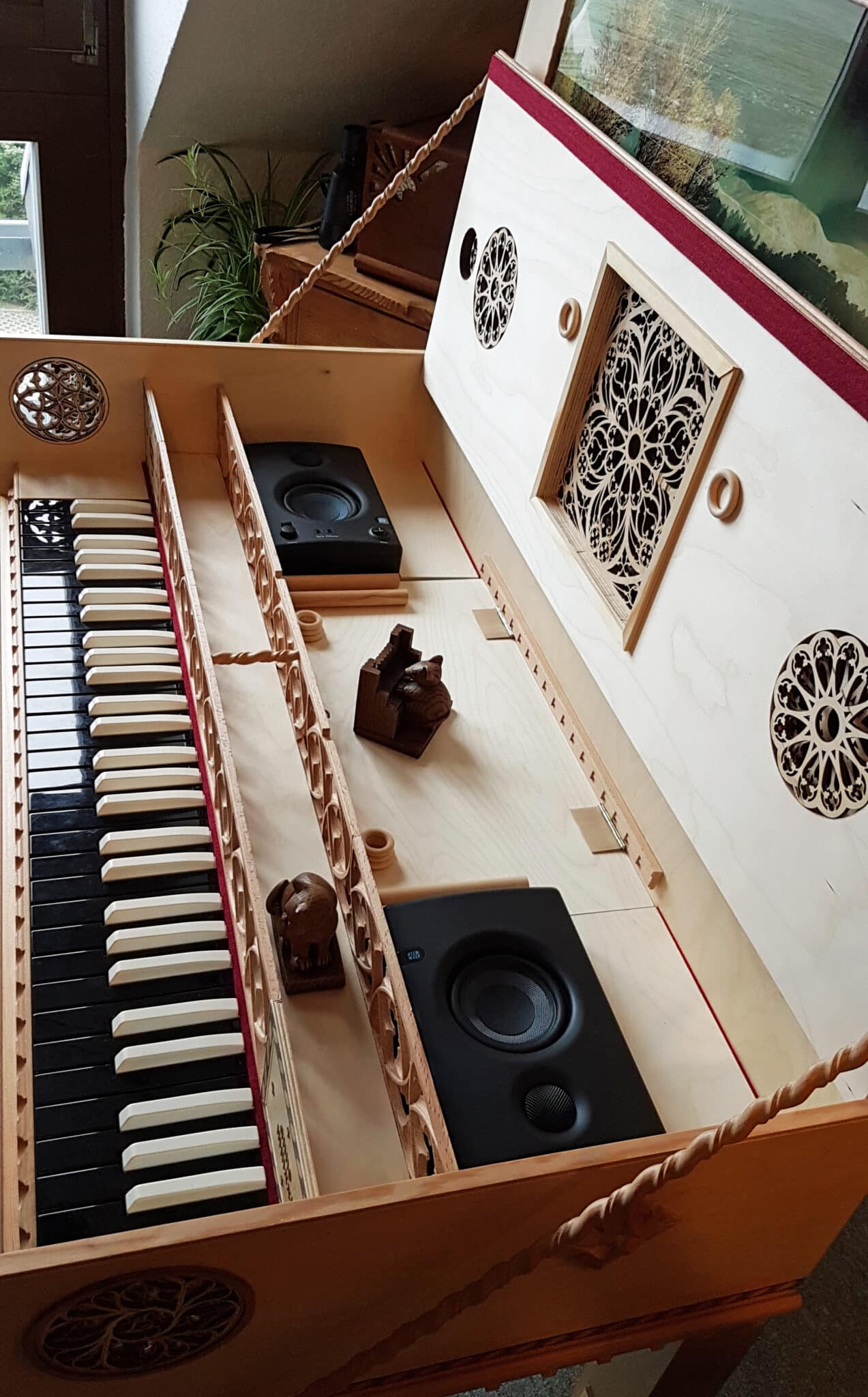 MIDI-Virginal mit geöffnetem Deckel: Der Klang wird über zwei Presonus Eris-3.5-Studiomonitore ausgegeben, die vom externen Rechner-Setup mit der Sample-Wiedergabe gespeist werden.