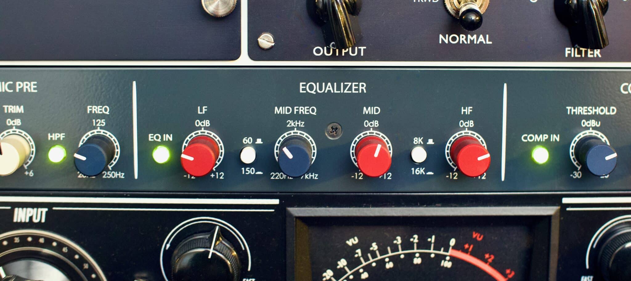 Equalizer-Sektion mit halbparametrischer Mittenglocke und Shelves mit je zwei Einsatzfrequenzen