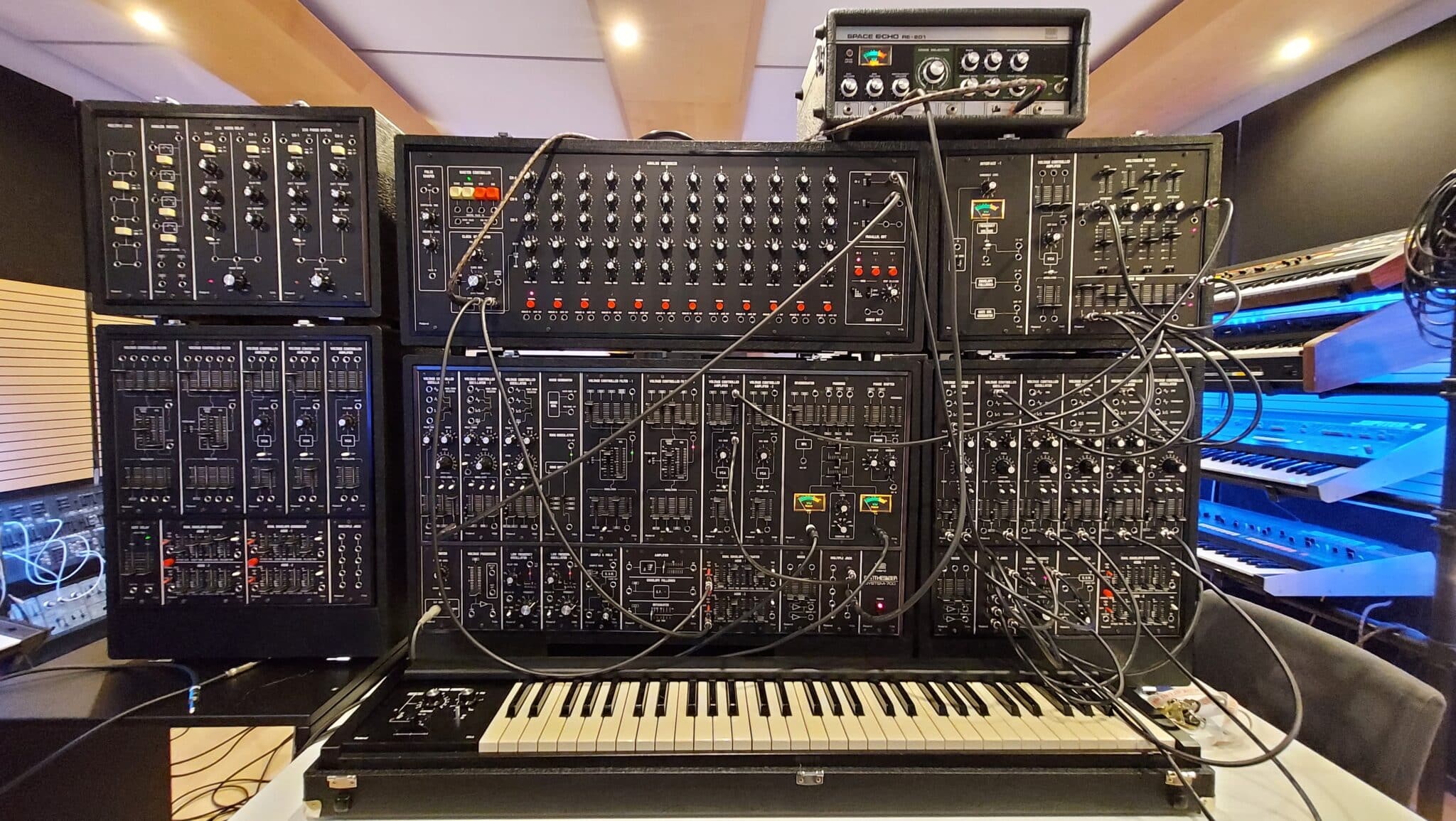 Der seltene Roland Modularsynth System 700 und das Space-Echo als Dream-Team