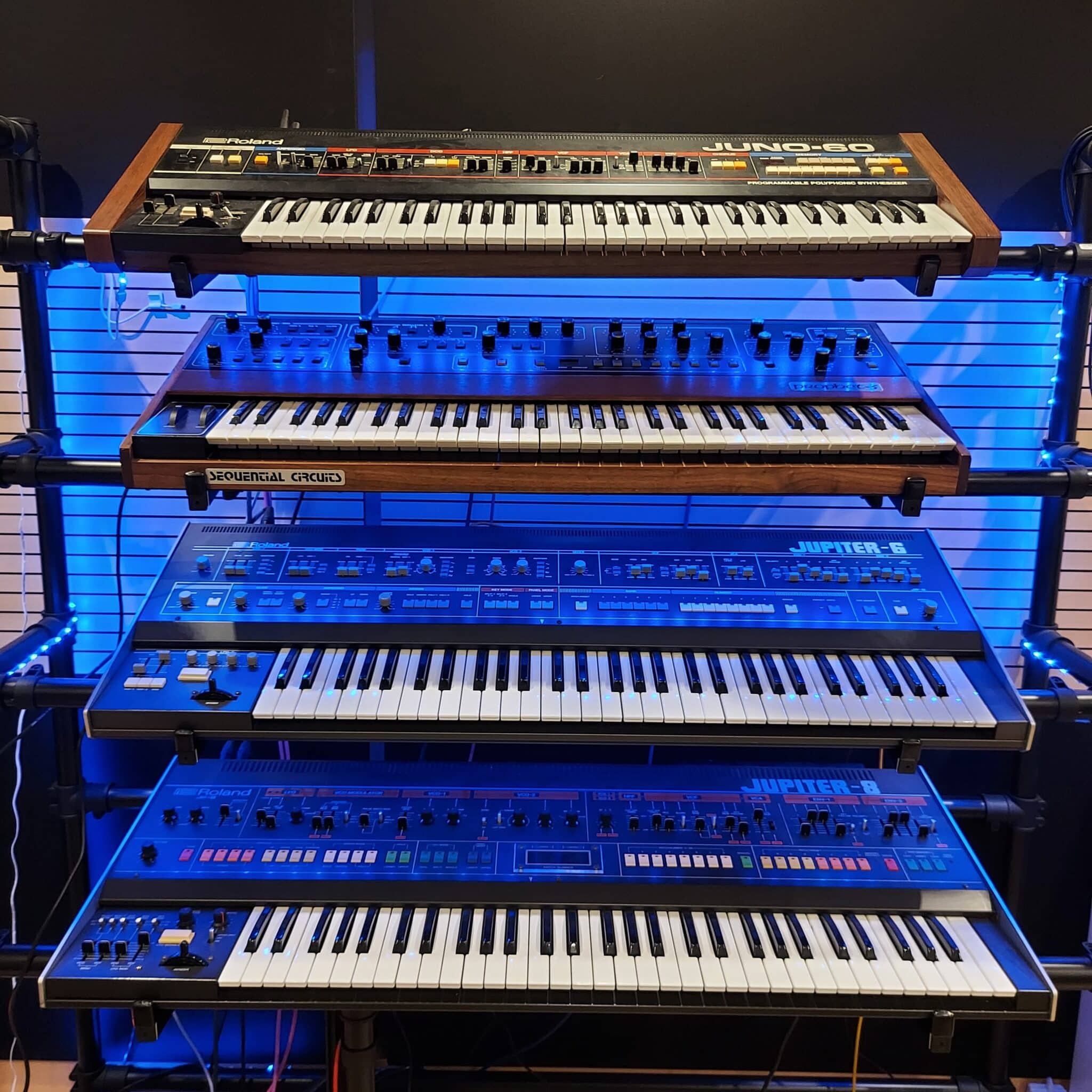 Juno-60, Jupiter-6/-8 und Prophet-5 in einem Rack zur Verfügung zu haben, macht direkt Lust zum Anspielen …