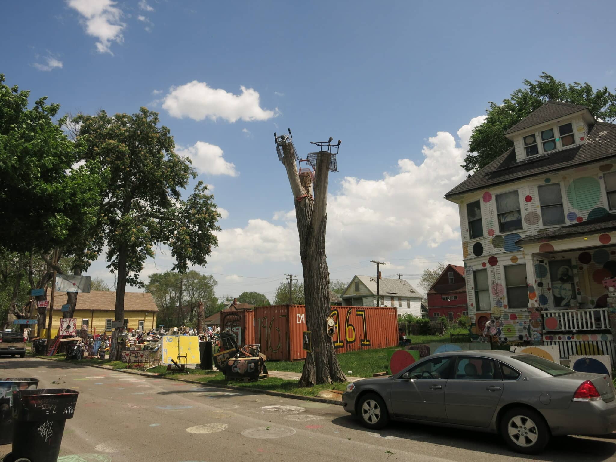 Das sogenannte »Heidelberg Project« stellt den Versuch dar, mit Kunst die Nachbarschaft wieder zu verschönern.