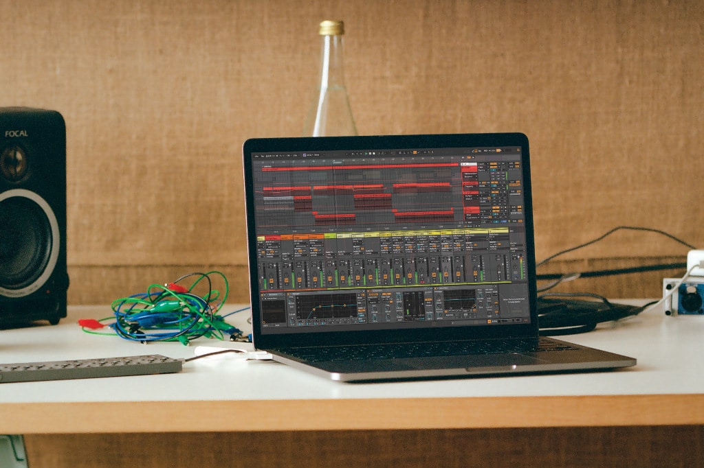 Ableton Live 12 – DAW auf Laptop geöffnet