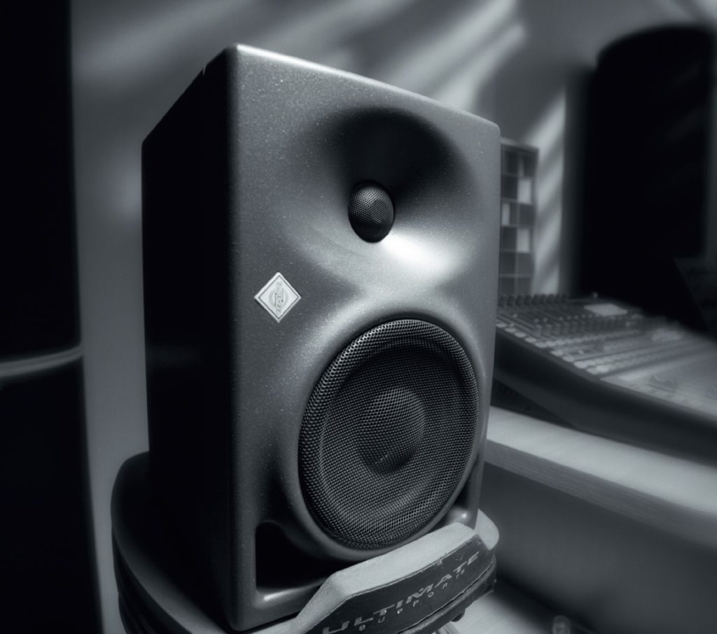 Studio Monitor in Schwarzweiß