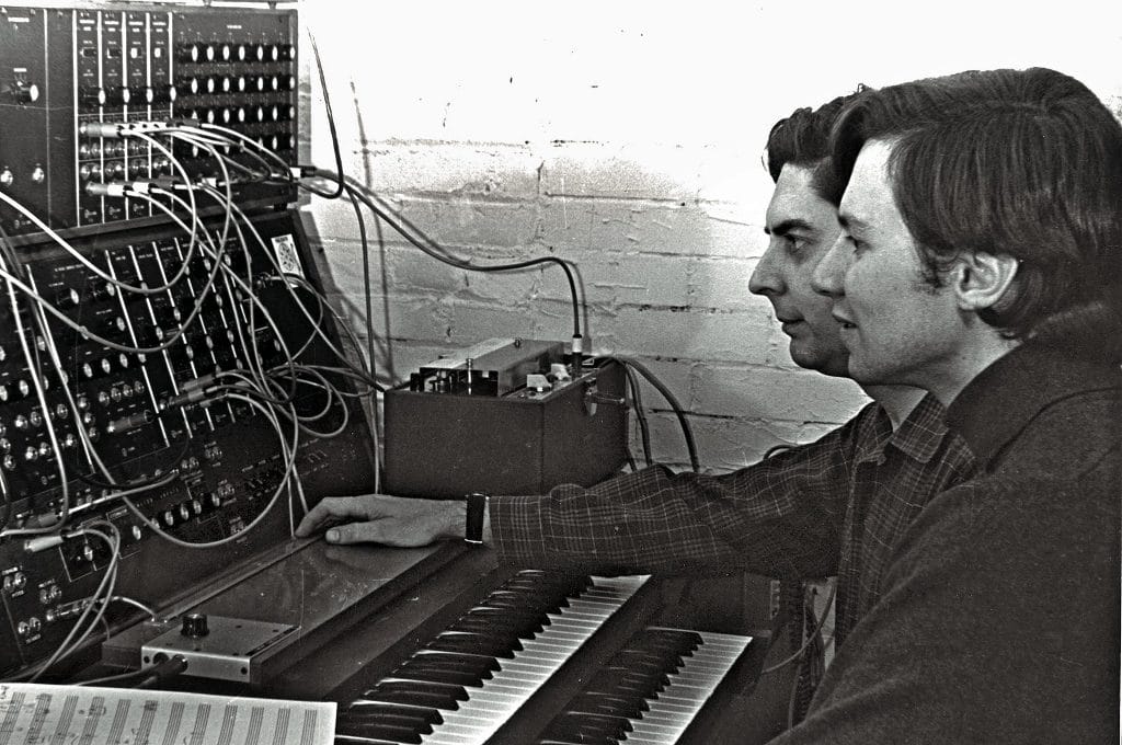 Bernie Krause und Paul Beaver mit ihrem ersten Moog-III-Synthesizer.