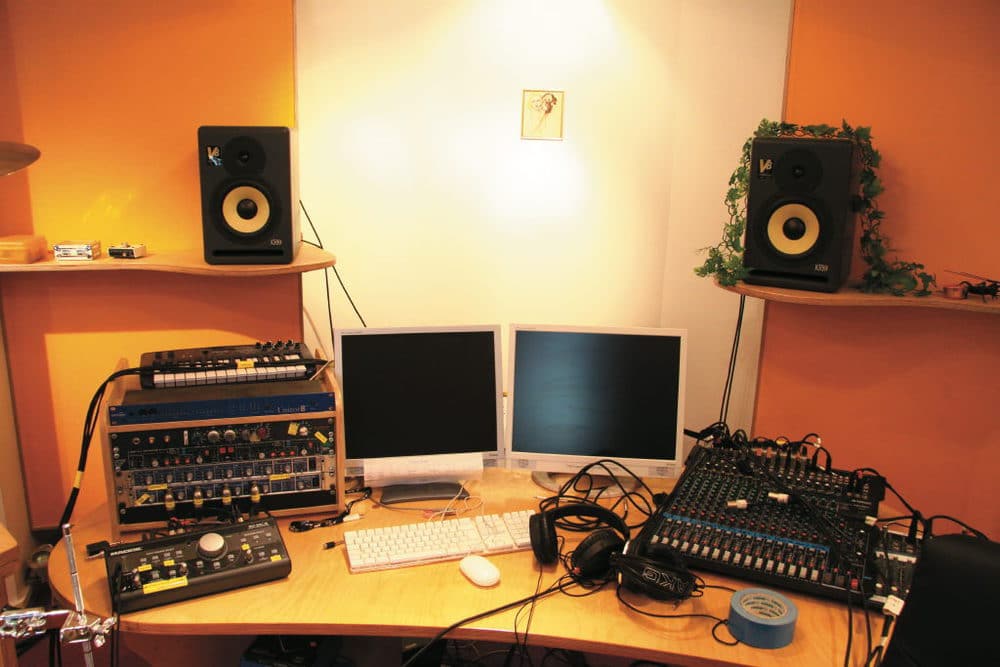 Homestudio mit zwei KRK V8 Studiomonitoren