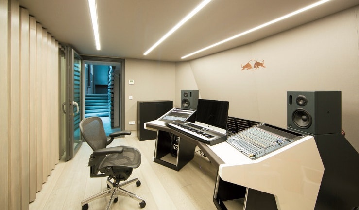  Producer-Room mit DAW-Arbeitsplatz