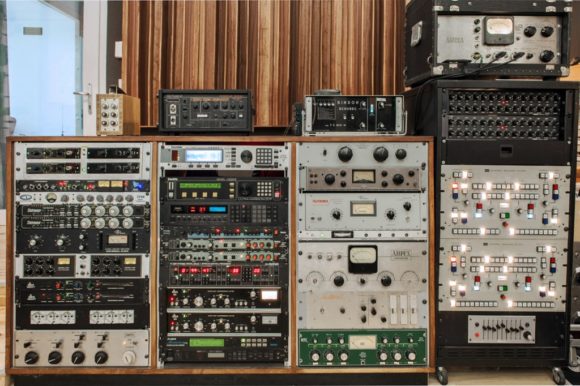 Rack mit Kompressoren und Preamps